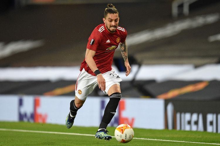 Bek Man United, Alex Telles, dalam pertandingan melawan Granada pada leg kedua perempat final Liga Europa di Stadion Old Trafford, 15 April 2021. 