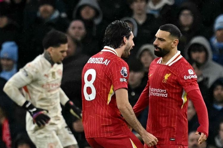 Gelandang Liverpool Dominik Szoboszlai merayakan gol kedua timnya bersama penyerang Liverpool Mohamed Salah pada laga Liga Inggris antara Manchester City dan Liverpool di Stadion Etihad di Manchester, Inggris barat laut, pada 23 Februari 2025.