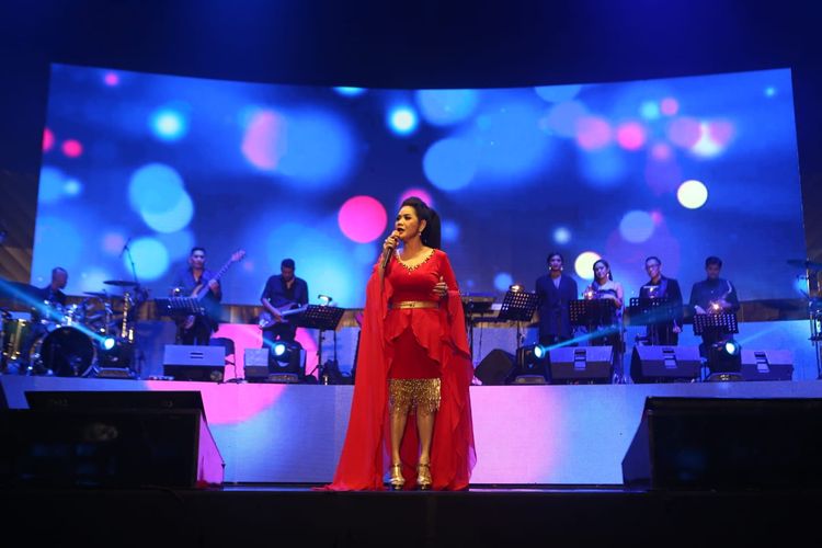 Penyanyi Vina Panduwinata menggelar konser bertajuk 40 Tahun Selalu Cinta Vina Panduwinata Live in Concert pada 9 September 2022.