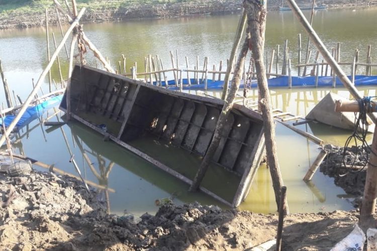 Penampakan perahu peninggalan zaman kolonial Belanda yang berhasil diangkat dari dasar Bengawan Solo, yang berada di Desa Mertani, Kecamatan Karanggeneng, Lamongan.