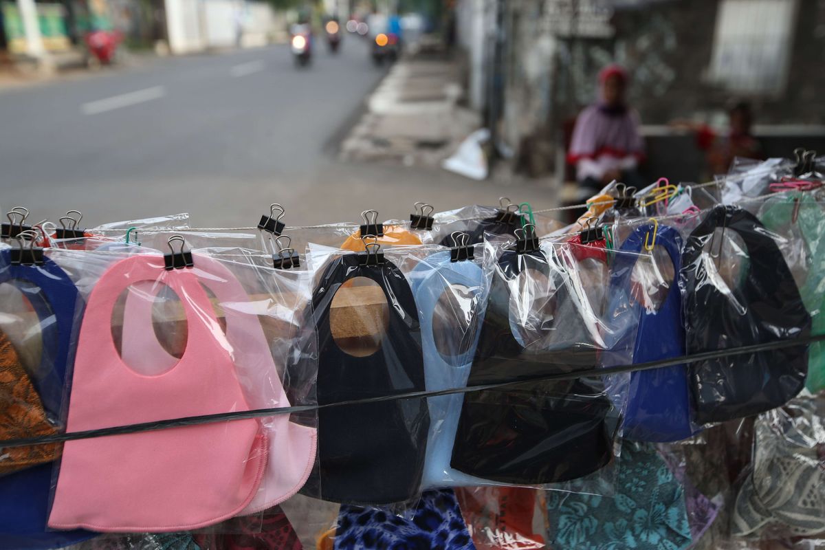 Pedagang masker scuba di Jalan Lenteng Agung - Pasar Minggu, Jakarta Selatan, Senin (21/9/2020). Mulai hari ini sebagai upaya menekan penyebaran virus corona, PT Kereta Commuter Indonesia (KCI) membuat aturan seluruh penumpang dilarang menggunakan masker scuba dan buff.