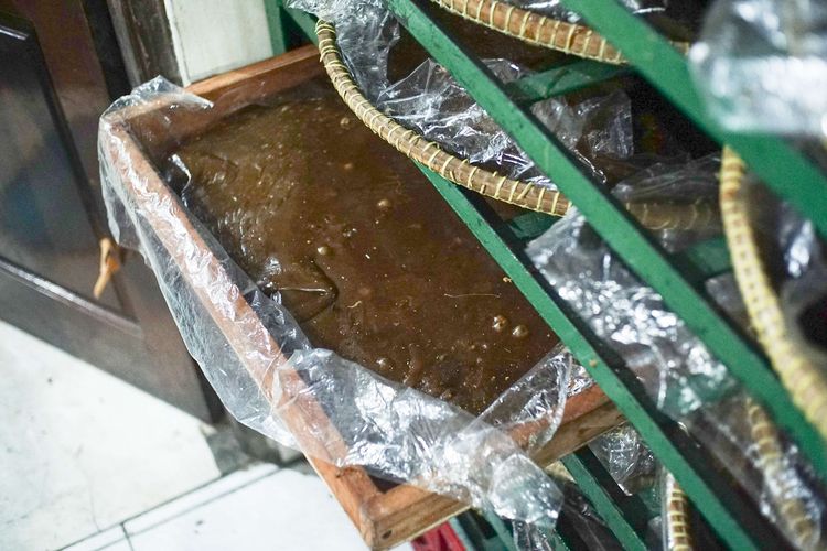 A pile of dodol being cooled before being packaged in a storage rack at the Ny Dodol and Cake production house. Lauw (LKW), in Tangerang, Banten, Friday (17/1/2025).