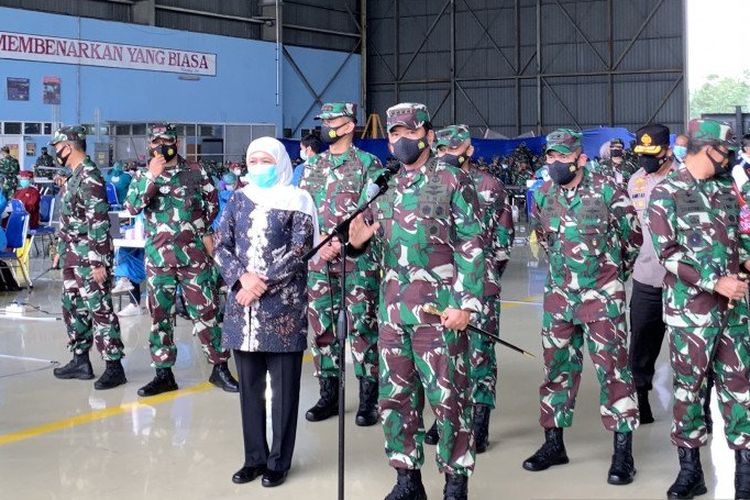 Panglima TNI Marsekal TNI Hadi Tjahjanto (tengah) didampingi Gubernur Jawa Timur Khofifah Indar Parawansa saat memberikan keterangan kepada media usai melakukan pemantauan pelaksanaan vaksinasi COVID-19, di Pangkalan Udara Abdul Rachman Saleh Malang, Jawa Timur, Jumat (12/3/2021). 