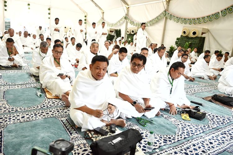 Wakil Ketua Komisi VIII DPR RI Ace Hasan Syadzily saat mengikuti rangkaian ibadah haji di Arafah, Mekkah, Arab Saudi, Selasa (27/6/2023).