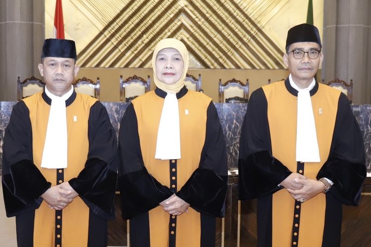 Ketua Mahkamah Agung RI, M Syarifuddin melantik dan mengambil sumpah tiga orang Hakim Agung di ruang Prof. Dr. Kusumah Atmadja, Gedung MA RI lantai 14, Jakarta pada Jumat, (9/6/2023) pada pukul 08.00 WIB. Ketiganya adalah Lucas Prakoso sebagai Hakim Agung pada kamar perdata, Imron Rosyadi sebagai Hakim Agung pada Kamar Agama dan Lulik Tri Cahyaningrum sebagai Hakim Agung pada Kamar Tata Usaha Negara.