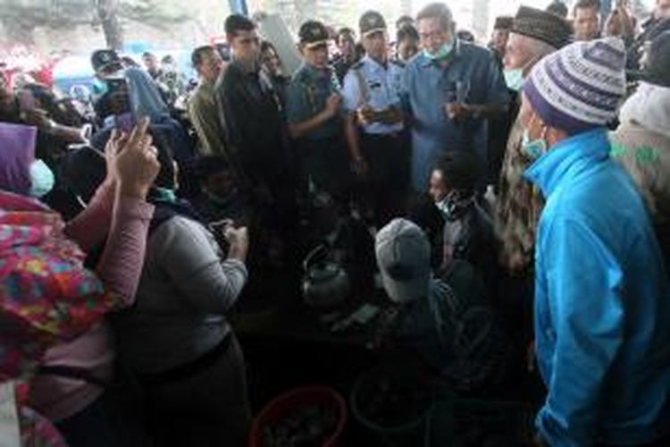 Presiden Susilo Bambang Yudhoyono (SBY) meninjau dapur umum posko pengungsian letusan Gunung Kelud di Kop SAE Pujon, Kecamatan Pujon, Kabupaten Malang, Jawa Timur, Selasa (18/2/2014). Presiden mengharapkan pengungsi agar bersabar menunggu status Gunung Kelud turun untuk bisa kembali ke rumah masing-masing. 