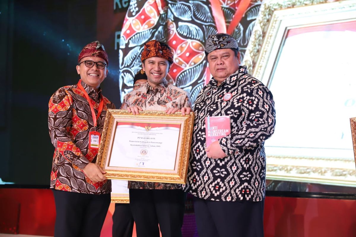 Wakil Gubernur Jatim Emil Dardak saat menerima penghargaan dalam Penyerahan Hasil Evaluasi Akuntabilitas Kinerja Instansi Pemerintah Provinsi/Kabupaten/Kota Wilayah II di Inaya Putri Bali Kawasan Wisata Nusa Dua Badung, Bali, Senin, (27/1/2020).