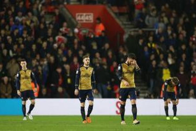 Para pemain Arsenal tampak kecewa setelah gawangnya kebobolan pada laga lanjutan Premier League kontra Southampton di Stadion St Mary, Sabtu (26/12/2015) waktu setempat.