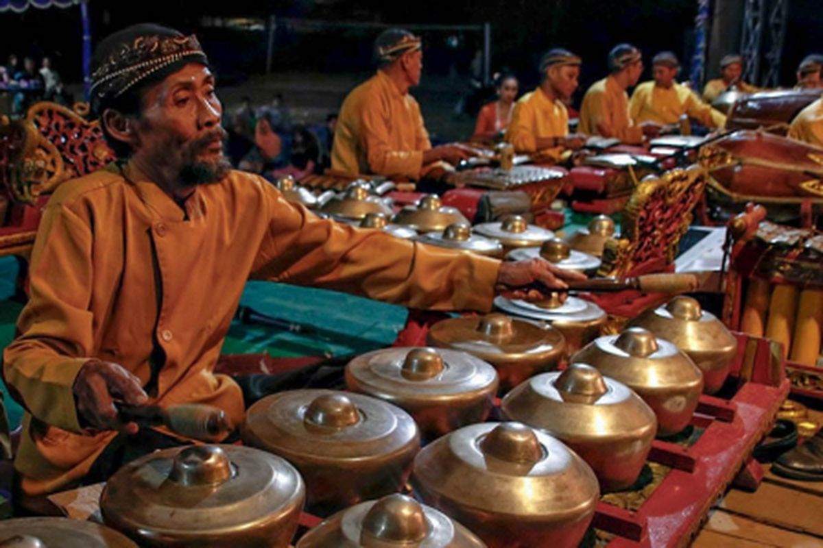 Gamelan yang tengah dimainkan oleh seniman di Jepara, Jawa Tengah. Gamelan telah mendapat pengakuan sebagai warisan budaya tak benda oleh UNESCO. 