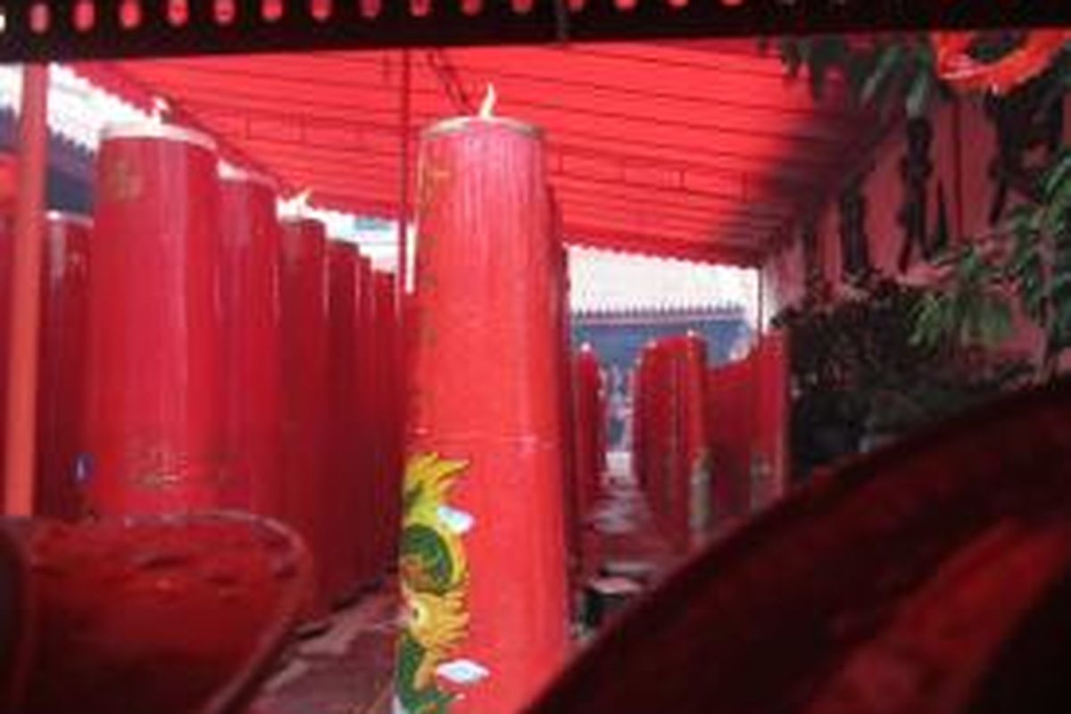 Lilin-lilin besar yang berada di Vihara Dharma Bakti, Kamis (19/02/2015). Menurut pengelola vihara, lilin-lilin ini mampu nyala hingga tiga bulan.