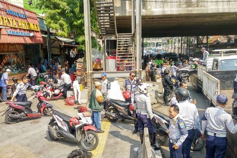 Sepeda Motor yang Parkir di Trotoar Kawasan Tanah Abang DItertibkan