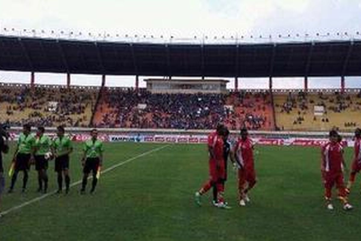 Pertandingan lanjutan Liga Super Indonesia antara Persib Bandung melawan PSPS Pekanbaru, di Stadion si Jalak Harupat, Selasa (24/1/2012) petang berlangsung sepi penonton. Persib unggul 2-1.