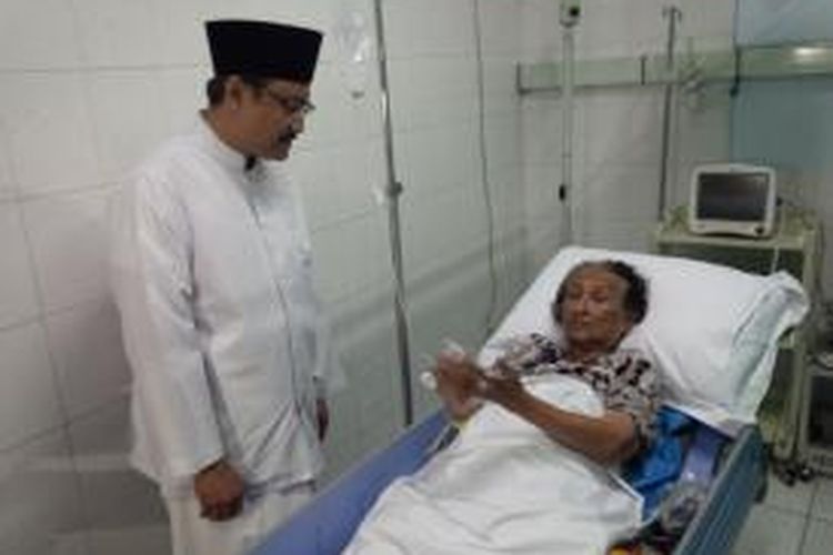 Wagug Jatim, Saifullah Yusuf menjenguk Halimah di RS PHC Surabaya.