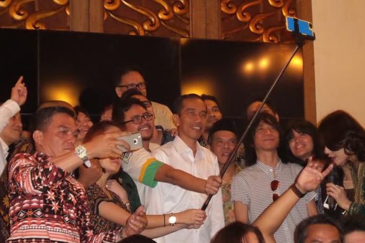 Presiden terpilih Joko Widodo saat melakukan selfie dengan para relawan dalam acara Halal Bihalal, di Kembang Goela Resto, Jakarta, Minggu (3/8/2014)