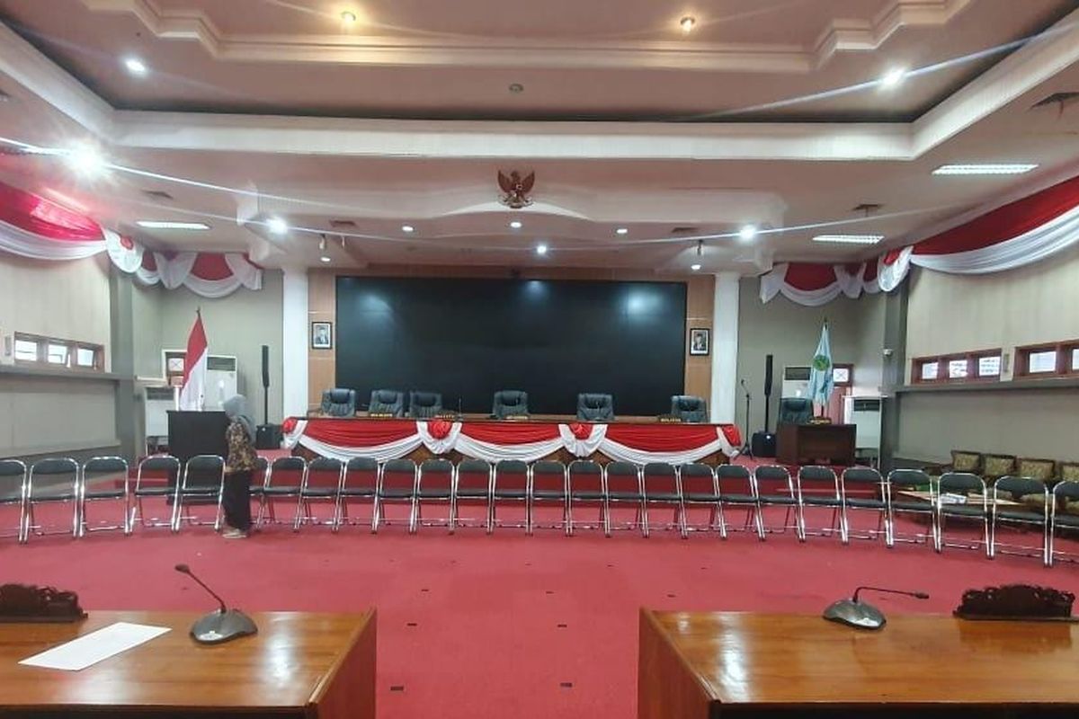 Kondisi ruangan yang sudah disterilkan untuk pelantikan 30 anggota DPRD Kota Pasuruan periode 2024-2029 di Kantor DPRD Kota Pasuruan di Jalan Balaikota No. 11 Kota Pasuruan, Kamis (29/8/2024)
