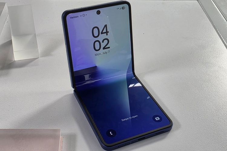 Bagian engsel Samsung Galaxy Z Flip 7 diklaim tahan hingga lebih dari 200.000 kali lipatan. 