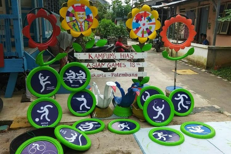 Haiasan maskod dan logo perlobaan Asian Games di kampung warga di Palembang, Sumatera Selatan