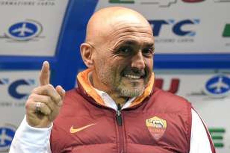 Pelatih AS Roma, Luciano Spalletti, tersenyum saat laga Serie A kontra Empoli, di Stadion Carlo Castellani, Sabtu (27/2/2016) atau Minggu dini hari WIB.