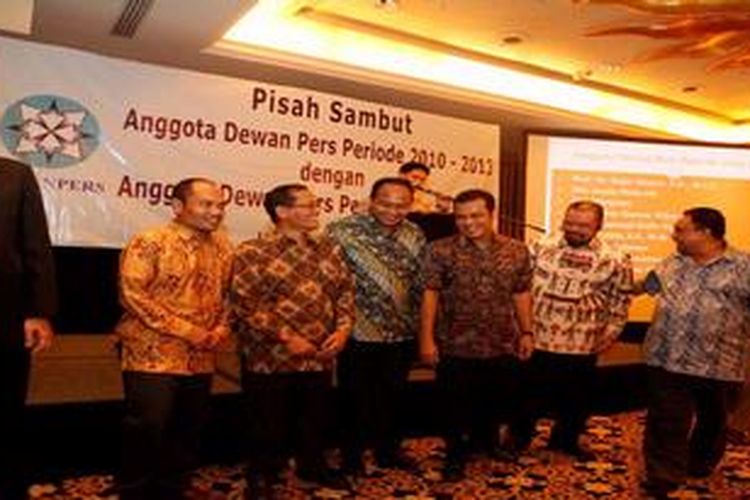 Anggota Dewan Pers periode 2013-2016, yaitu (dari kiri ke kanan); Anthonius Jimmy Silalahi, Imam Wahyudi, Moh. Ridlo Eisy, I Made Ray Karuna Wijaya, Nezar Patria, Ninok Leksono, Margiono, dan Bagir Manan, pada acara pisah sambut dengan dewan pers periode sebelumnya  di Hotel Aryaduta, Jakarta, Rabu (3/4/2013). Anggota dewan pers periode ini terdiri dari sembilan orang, dan satu orang yang berhalangan hadir adalah Yosep Adi Prasetyo. Sementara itu, ketua dewan pers kali ini adalah Bagir Manan.

