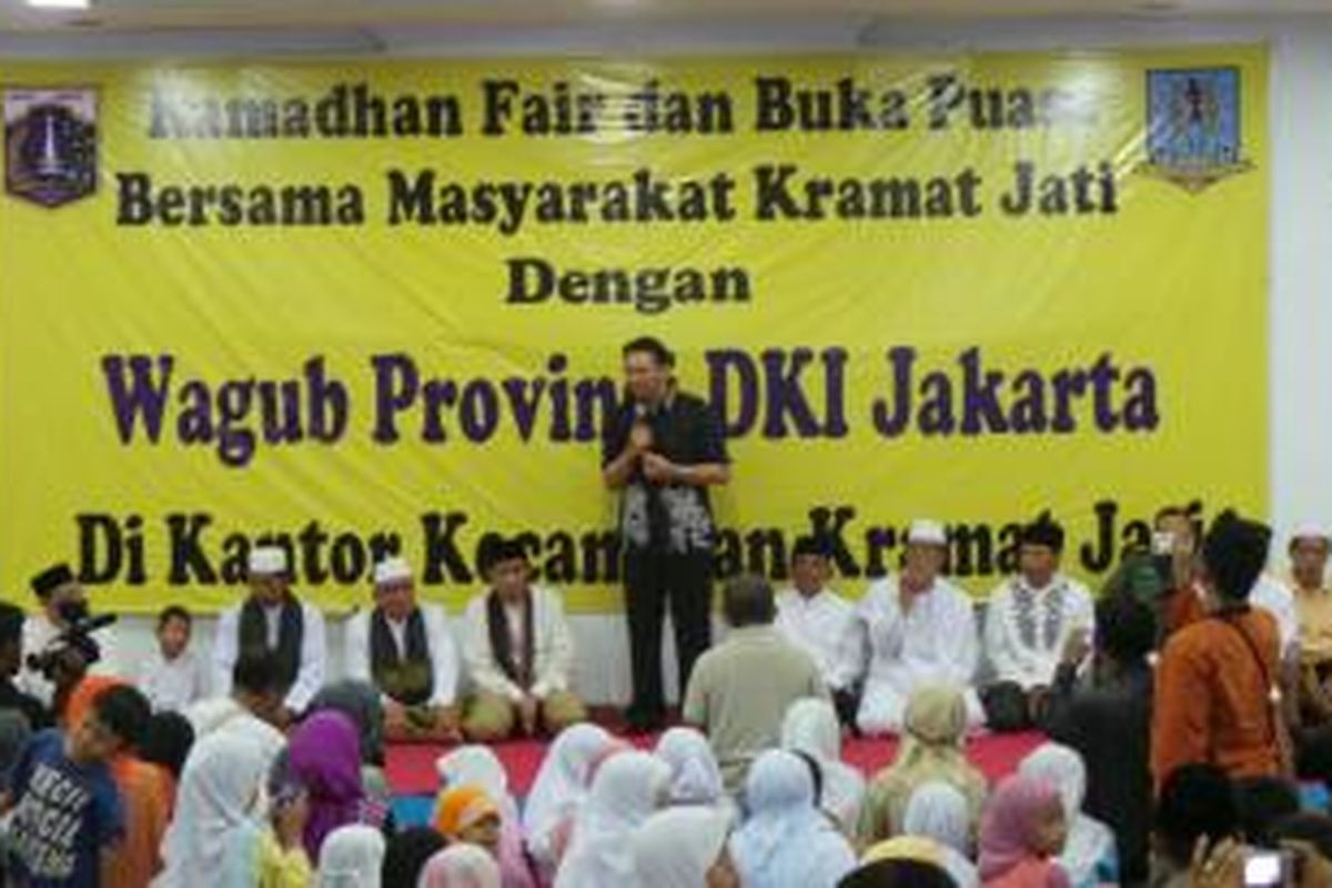 Wakil Gubernur DKI Jakarta menyempatkan diri berkunjung ke kantor Kecamatan Kramatjati, Jakarta Timur. Selasa (16/7/2013).