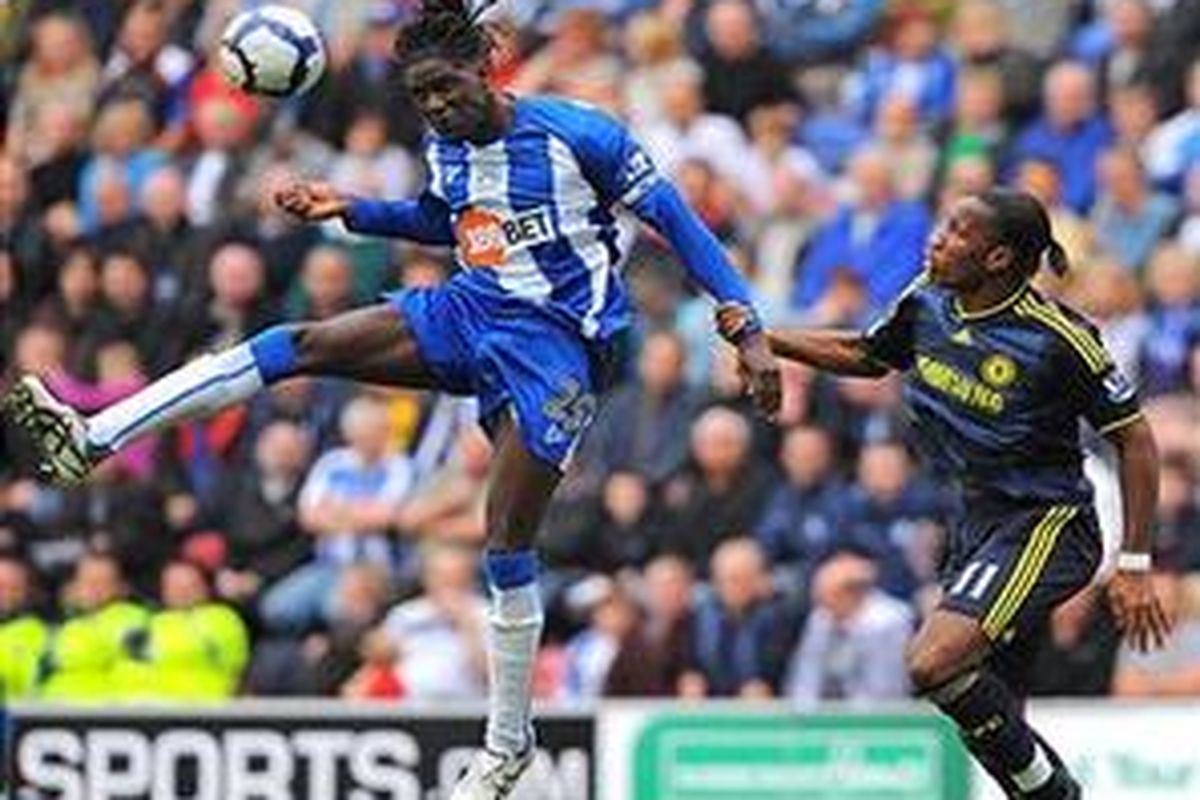 Penyerang Chelsea, Didier Drogba (kanan) golnya gagal tak mampu menyelamatkan timnya dari kekalahan 1-3 saat menghadapi Wigan Athletic, dalam lanjutan Premier League, Sabtu (26/9).