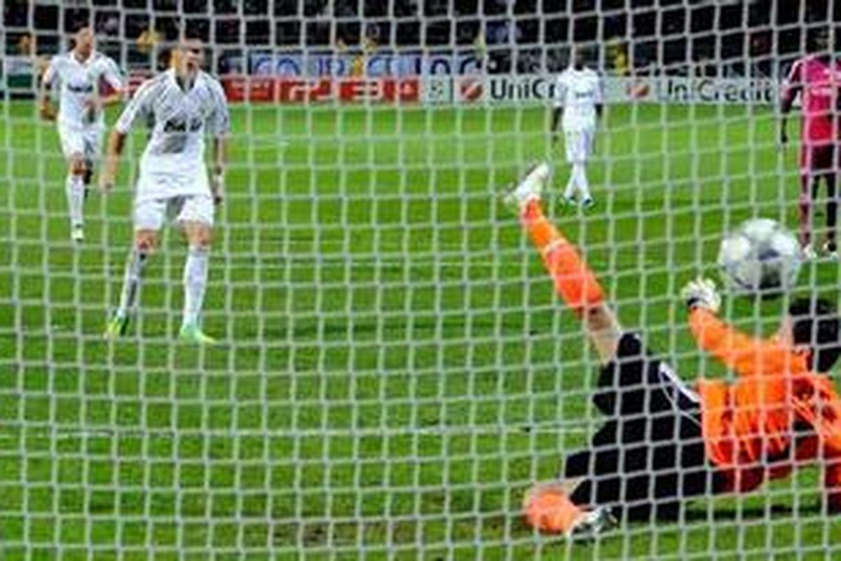 Kiper Lyon, Hugo Lloris melihat bola hasil eksekusi penalti gelandang Real Madrid, Cristiano Ronaldo, masuk gawangnya, pada pertandingan Liga Champions, di Stade De Garland, Rabu (2/11/2011).