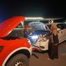 Momen Petugas Damkar Jadi Teknisi Bengkel Dadakan Bantu Mobil yang Mogok di Indramayu