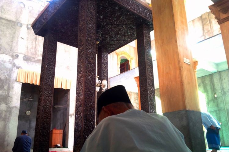 Suasana Masjid Subulussalam, desa Nyatnyono, Ungaran, Kabupaten Semarang menjelang Shalat Dzuhur, Sabtu (27/5/2017) siang.  Tampak latar belakang soko guru (pilar) peninggalan Syekh Hasan Munadi masih berdiri kokoh di dalam masjid.