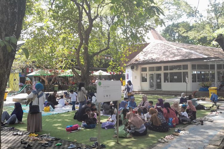 Suasana para pengunjung yang sedang piknik di Taman Lalu Lintas pada hari Kamis (20/6/2024)