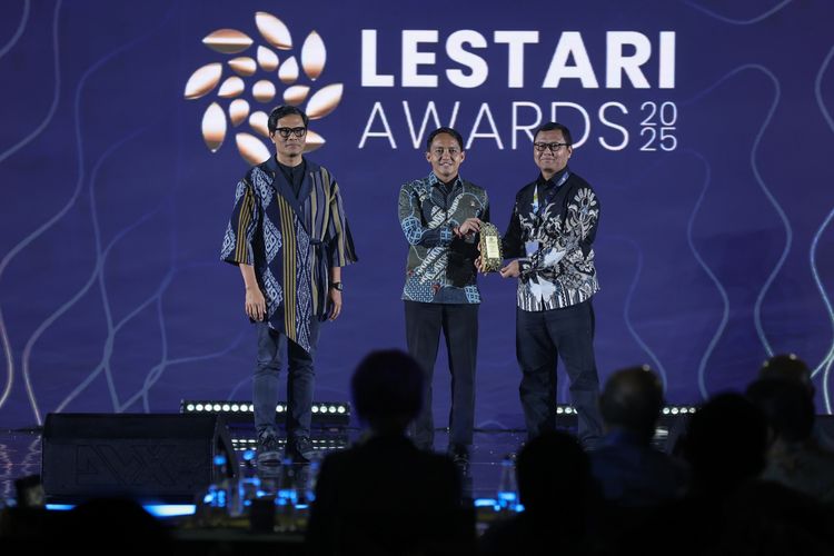 (Dari kiri ke kanan) VP Sustainability Kompas Gramedia Media, Menteri Kehutanan Raja Juli Antoni, dan Biodiversity Specialist PT Vale Andri Ardiansyah. PT Vale Indonesia meraih Lestari Award 2025 atas program konservasi Kehati Lutim Bersinergi yang berfokus pada pelestarian keanekaragaman hayati di Luwu Timur, Sulawesi Selatan.