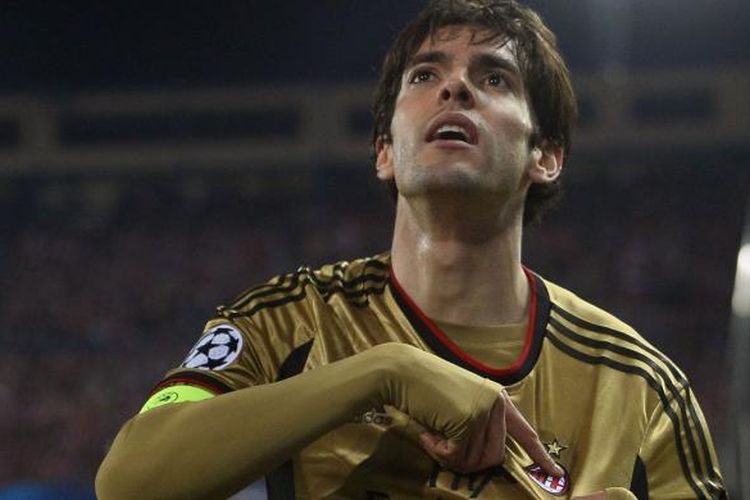 Gelandang AC Milan Ricardo Kaka merayakan golnya ke gawang Atletico Madrid, pada leg kedua 16 besar Liga Champions, di Vicente Calderon, Selasa (11/3/2014).