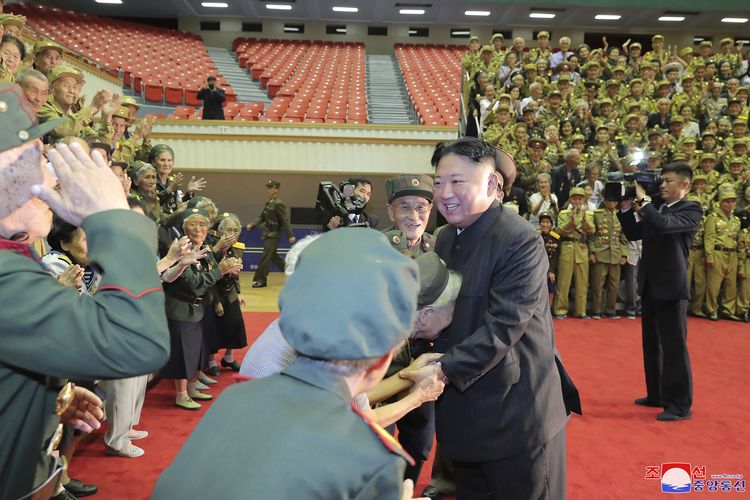 Dalam foto yang dirilis kantor berita Korea Utara KCNA, Kim Jong Un menyambut peserta konferensi veteran di Pyongyang, Kamis 29 Juli 2021. Keesokan harinya, Kim Jong Un menyerukan agar Korea Utara bisa meningkatkan kemampuan dalam menangani provokasi asing dalam pertemuan dengan perwira militer jelang latihan perang tahunan di Agustus antara Korea Selatan dan Amerika Serikat.
