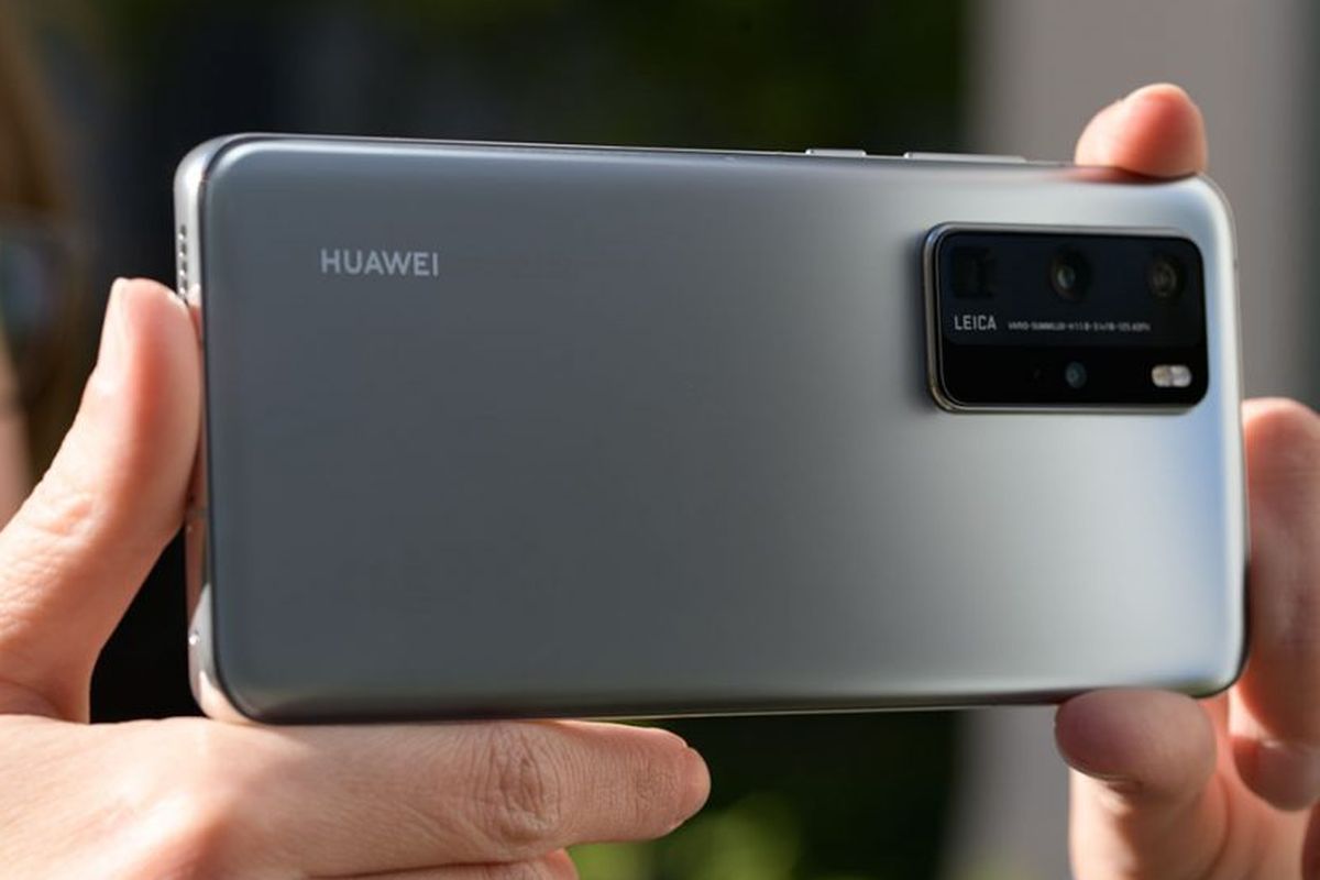 Desain punggung Huawei P40 Pro dengan empat kamera belakang. 