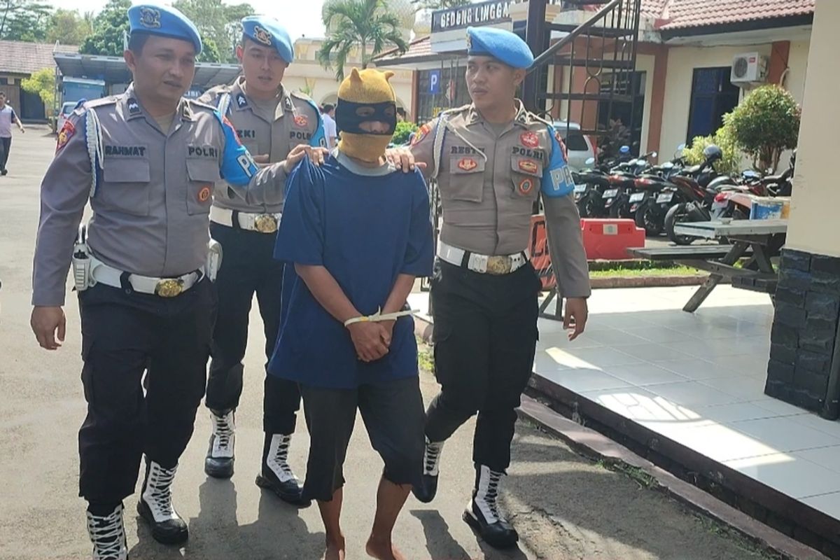 Kapolres Kuningan AKBP Willy Andrian bersama Kasat Reskrim AKP Anggi Eko Prasetyo menunjukkan barang bukti dan ayah tiri yang tega perkosa dua anak tiri nya bertahun-tahun, saat gelar perkara di Mapolres Kuningan, Jumat (14/7/2023)