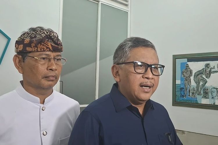 Sekretaris Jenderal PDI-P Hasto Kristiyanto menghadiri pameran seni rupa Butet Kartaredjasa di Ubud, Kabupaten Gianyar Bali, Sabtu (19/10/2024). KOMPAS.COM/ Yohanes Valdi Seriang Ginta