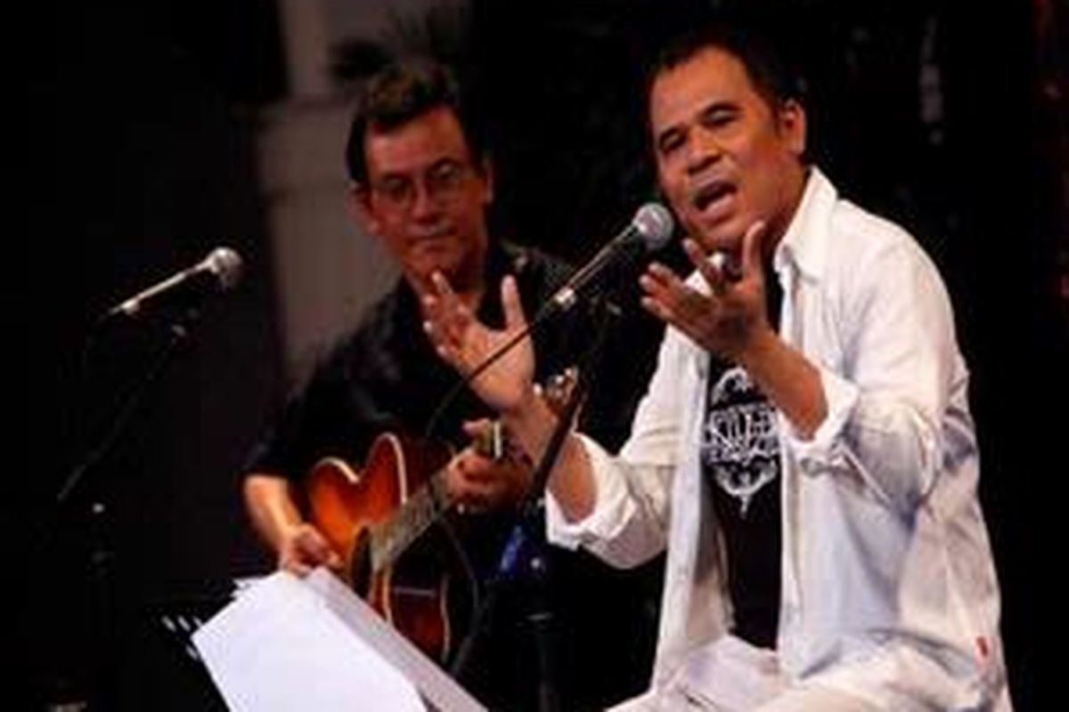 Budayawan Garin Nugroho (kanan) dan musisi Franky Sahilatua tampil berkolaborasi melalui musik dan cerita dalam acara bertajuk Dongeng untuk Bangsa di Bentara Budaya Jakarta, Senin (1/6) malam.