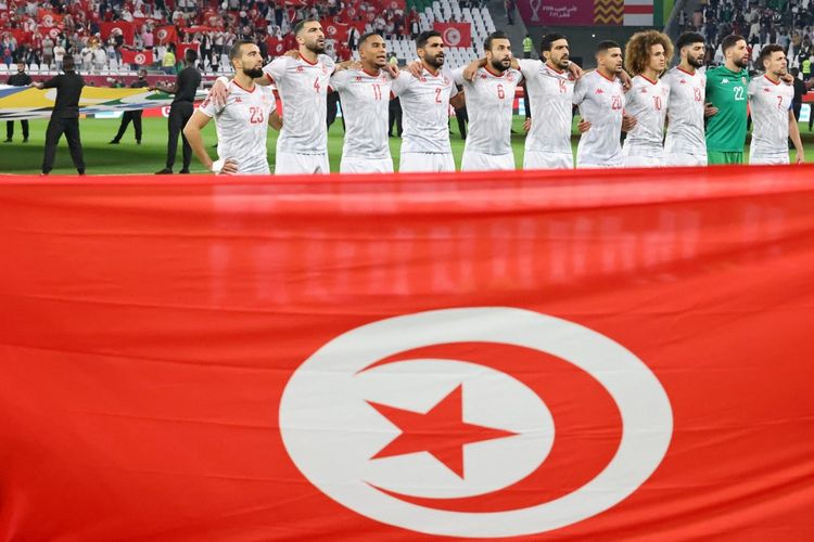 Para pemain Tunisia saat menyanyikan lagu kebangsaan pada 10 Desember 2021. Terkini, timnas Tunisia besutan Jalel Kadri datang ke Piala Dunia 2022 Qatar membawa misi untuk mengukir sejarah lolos ke babak 16 besar untuk pertama kalinya. Di artikel ini Anda bisa baca profil tim Piala Dunia 2022, timnas Tunisia.