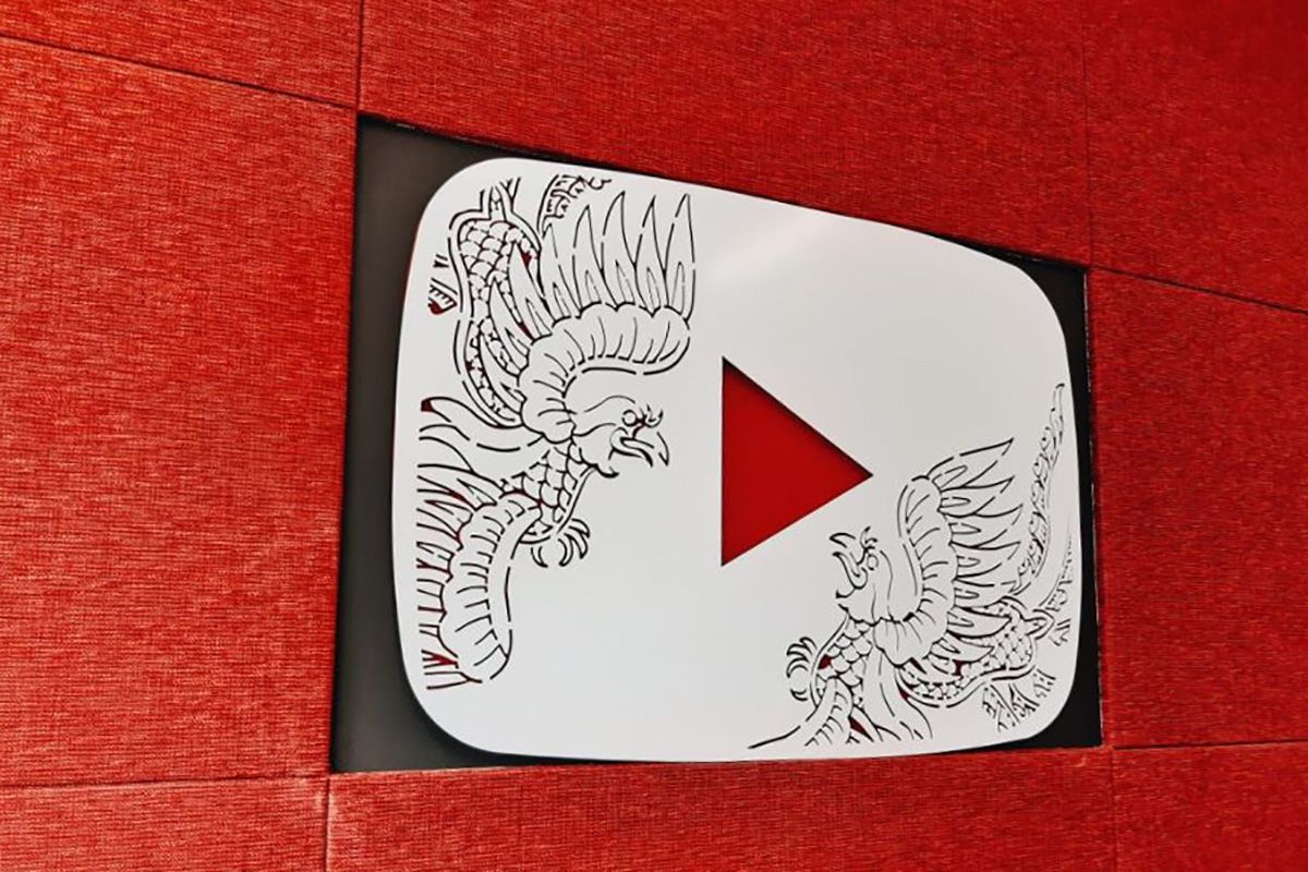 Logo YouTube di kantor Google Indonesia di Jakarta