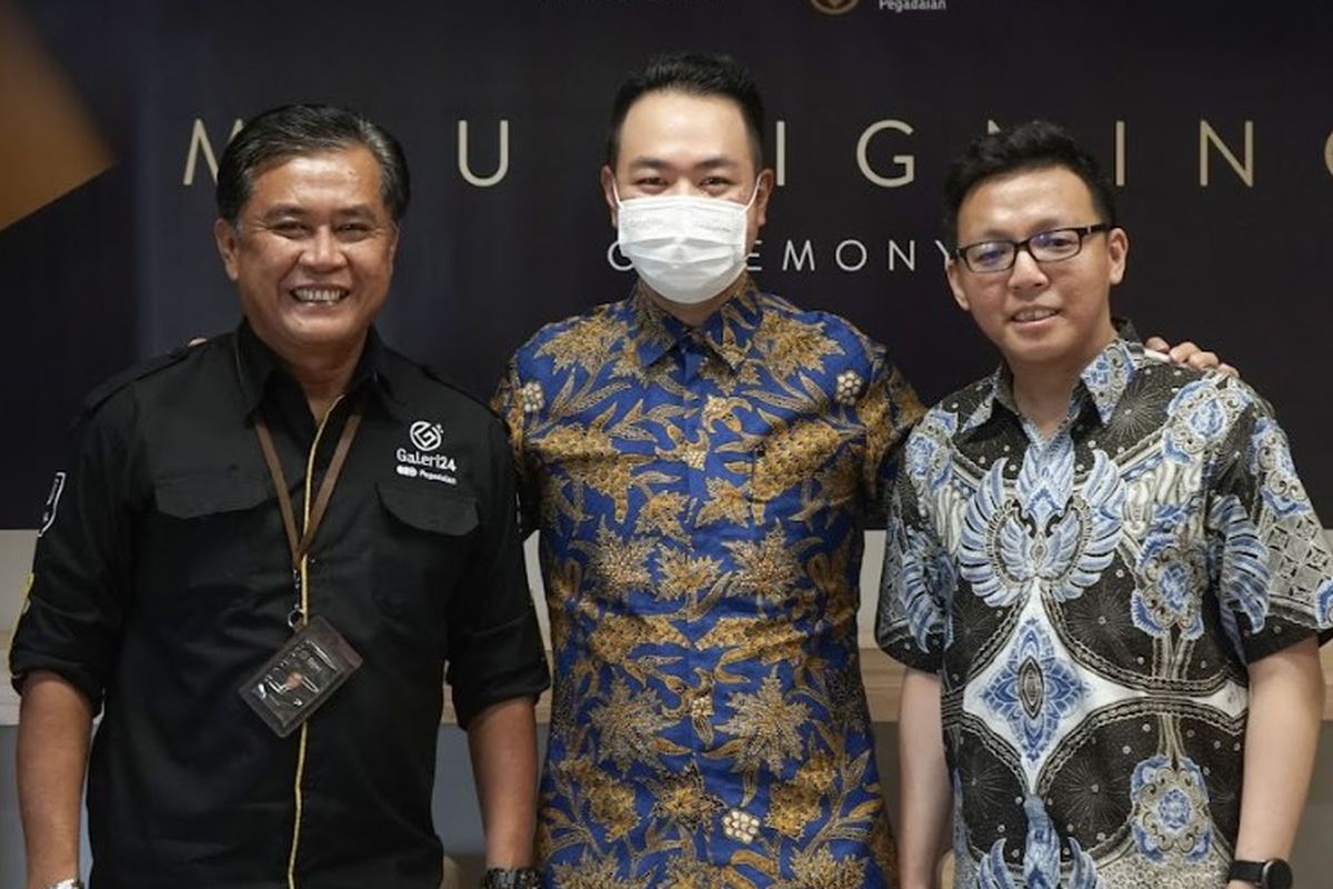 Dari sisi kiri ke kanan, Arifmon - Direktur PT. Pegadaian Galeri 24  bersama dengan Ivan Lingga - CEO Whizliz, Willam Marly ? CTO Whizliz.