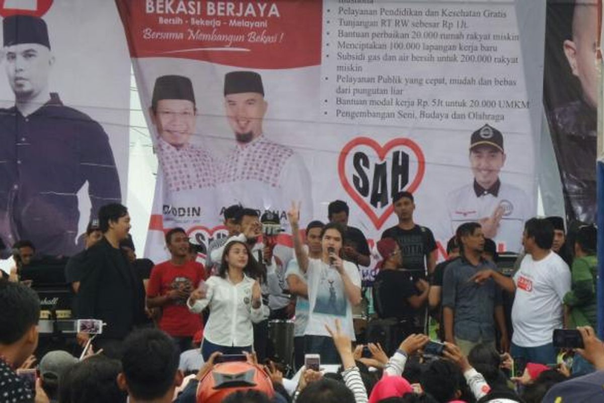 Dul Jaelani, anak artis musik yang sekaligus sebagai calon wakil bupati Kabupaten Bekasi, Ahmad Dhani, saat menghadiri kampanye terbuka pasangan Saduddin-Ahmad Dhani di kawasan Perumahan Bumi Waringin Indah I, Desa Waringinjaya, Kabupaten Bekasi, Jawa Barat, Minggu (29/1/2017).