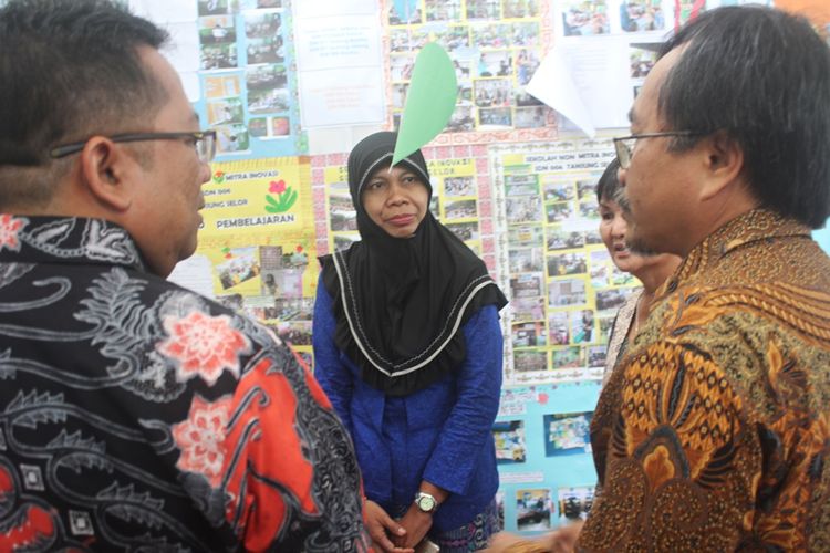 Kepsek Warsiah bersama Kepala Pusat Penilaian Pendidikan Balitbang Kemendikbud Moch Abduh (kiri ) dan Provinsial Manager Inovasi Kalimantan Utara Handoko Widagdo (kanan). Warsiah memperlihatkan sejumlah alat peraga yang digunakan untuk mengajarkan literasi kepada siswa kelas rendah di SD 013 dalam pameran seminar nasional literasi kelas awal yang diselenggarakan oleh Inovasi di Universitas Borneo Tarakan, pertengahan Juli lalu.