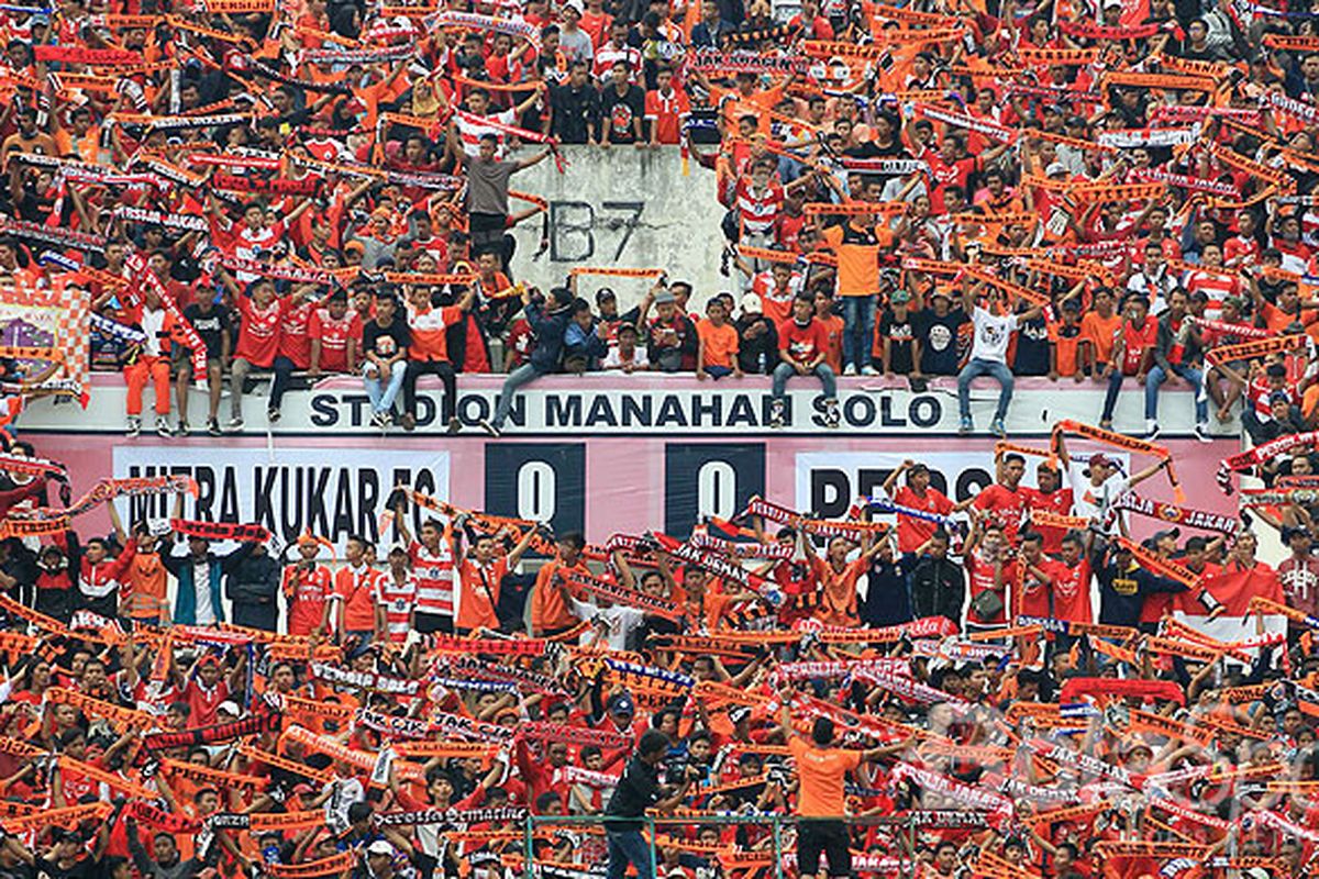 Aksi pendukung Persija Jakarta, Jakmania, dalam laga babak 8 besar Piala Presiden 2018 antara Mitra Kukar menghadapi Persija Jakarta di Stadion Manahan Solo, Jawa Tengah, Minggu (04/02/2018) sore. 