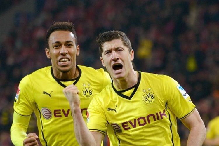 Robert Lewandowski (kanan) kala masih membela Borussia Dortmund.