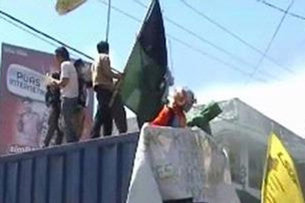 Mahasiswa menyandera mobil kontainer sambil menggelar orasi penolakan kenaikan harga bahan bakar minyak (BBM), Selasa (27/3/2012). 