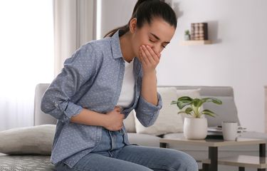 Mengurangi konsumsi kafein adalah salah satu cara menghilangkan rasa mual setelah minum kopi.
