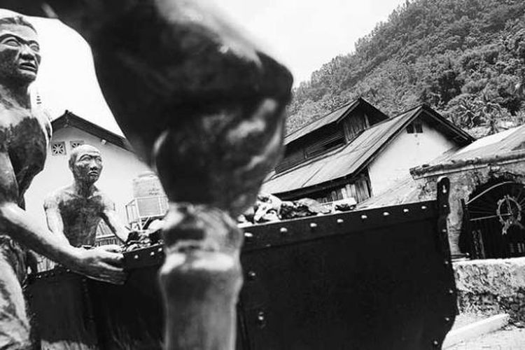 Patung orang rantai terpasang di kompleks Museum Tambang Lobang Mbah Soero yang merupakan tambang pertama Belanda di Kota Sawahlunto, Sumatera Barat.