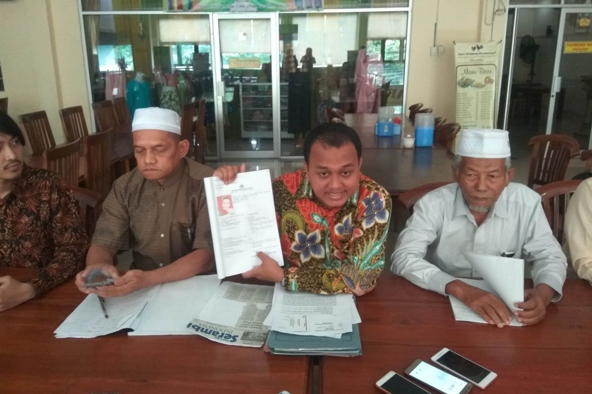 Riesqi Rahmadiansyah, kuasa hukum korban penipuan agen perjalanan haji dan umrah PT Azizi Kencana Wisata menunjukan status terlapor NL di Rawamangun, Jakarta Timur, Selasa (16/1/2018)