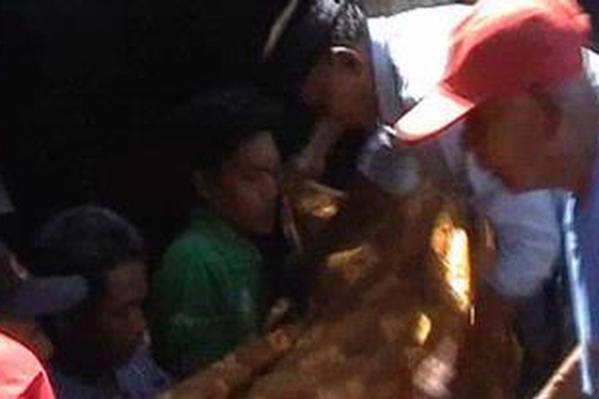 Warga selesai memandikan WS (15), siswa SMP Negeri 2 Trucuk, Klaten, yang tewas gantung diri pada Rabu (28/3/2012).