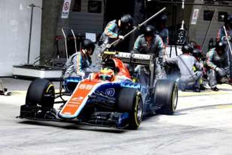 Pebalap Manor Racing asal Indonesia, Rio Haryanto, melakukan pit stop saat menjalani balapan GP China di Sirkuit Internasional Shanghai, Minggu (17/4/2016).