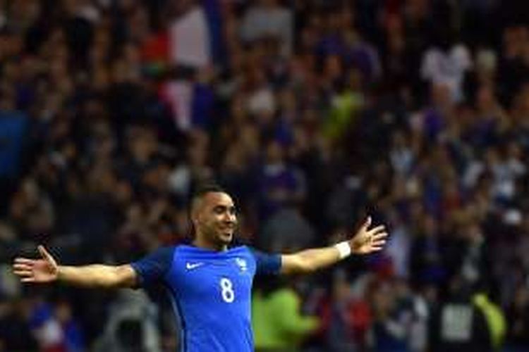 Gelandang Perancis, Dimitri Payet, melakukan selebrasi usai membobol gawang Kamerun, dalam laga persahabatan di Stade de la Beaujoire, Nantes, pada Senin (30/5/2016) waktu setempat.